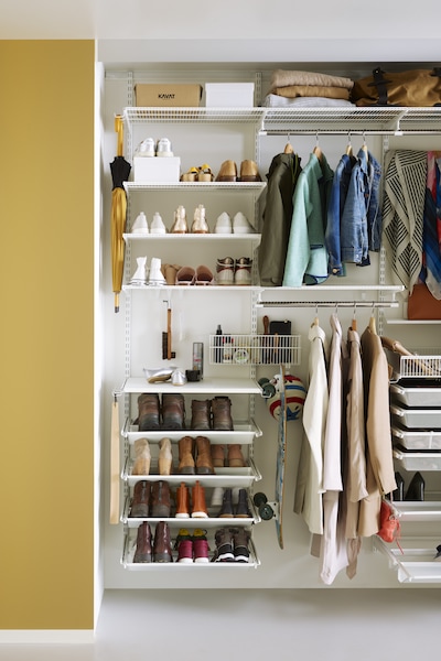 Wardrobe shelving that maximises a small space